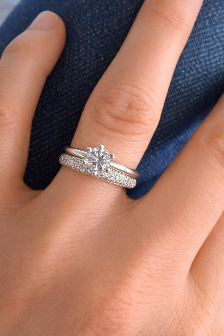 Vigsel och förlovningsringar i silver med diamanter. Pavéring och solitärring med 0,5 ct. diamant. 