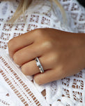 Tjej som bär ett set med diamantringar som vigsel och förlovningsringar. Diamantringar i silver med enstensring 0,25 ct och alliansring. 
