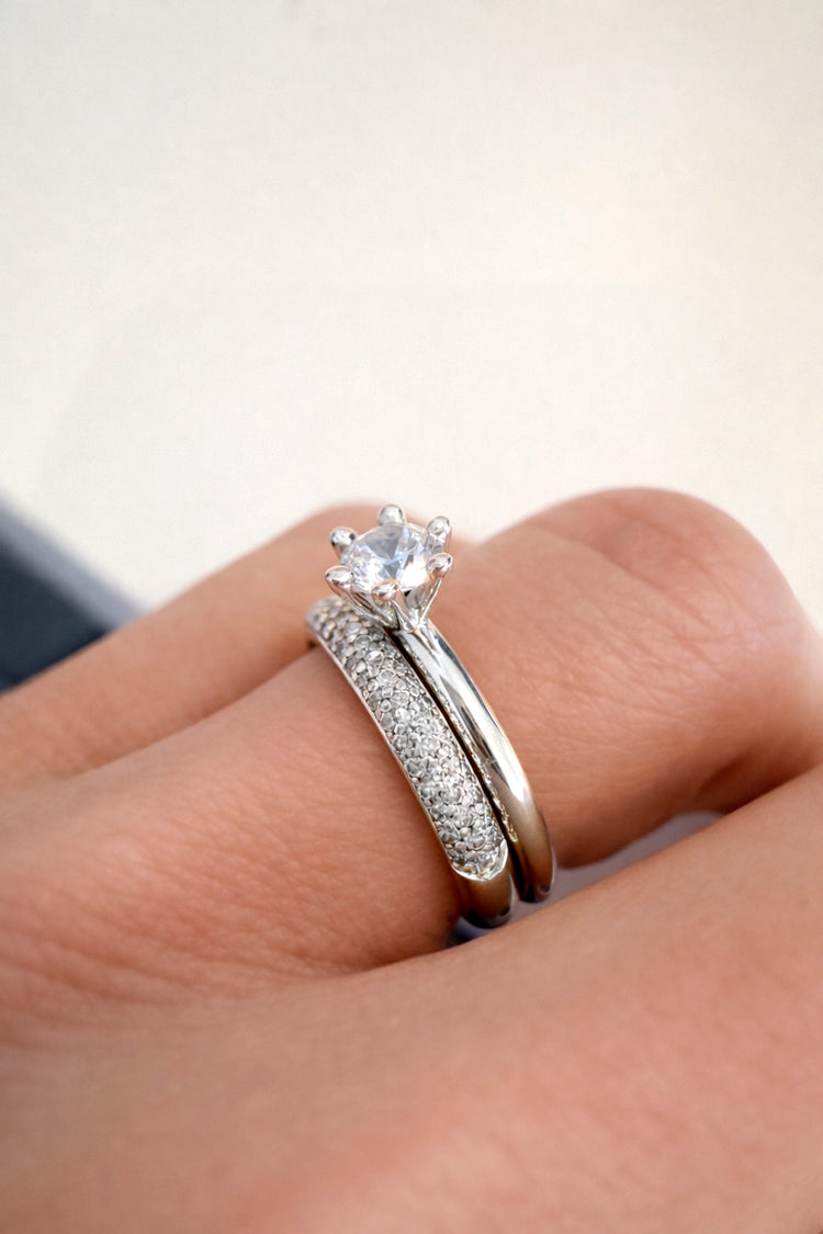 Vigsel och förlovningsringar i silver med diamanter. Pavéring och solitärring med 0,5 ct. diamant. 
