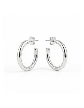 silverörhängen med blanka ringar