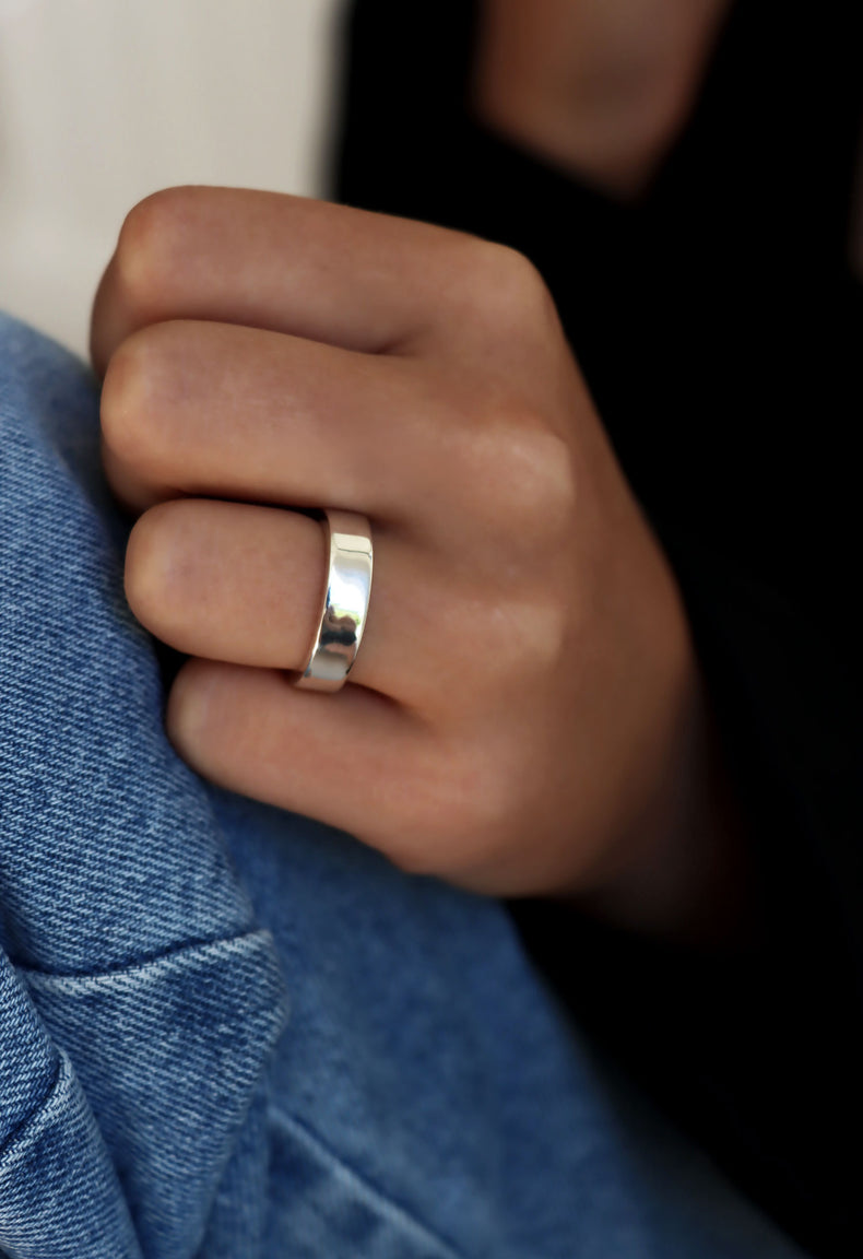 Bred, slät förlovningsring i silver till dam. 