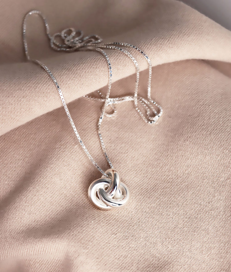 Halsband med en stor silverknut i kedja