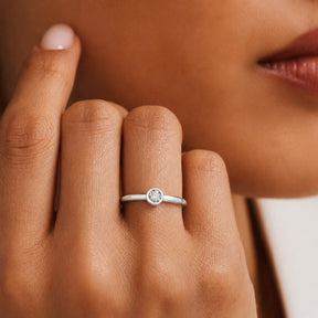 förlovningsring i silver med diamant i bezel fattning