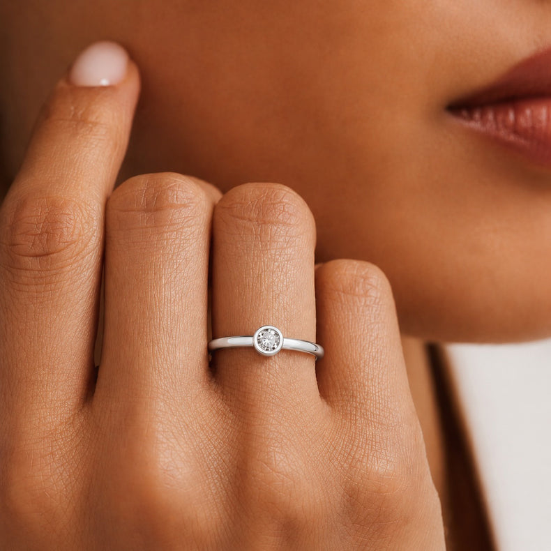 förlovningsring i silver med diamant i bezel fattning