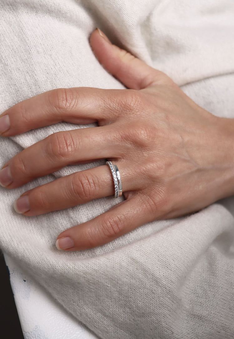 Engagement ring silver, straight profile, with one diamond