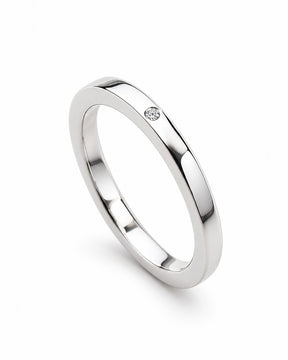 Silverring med en liten diamant som sitter i ringen.