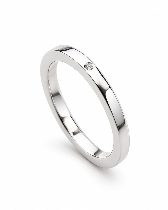 Silverring med en liten diamant som sitter i ringen.