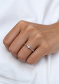 Tjej som bär en silverring med 0,10 ct diamant. 