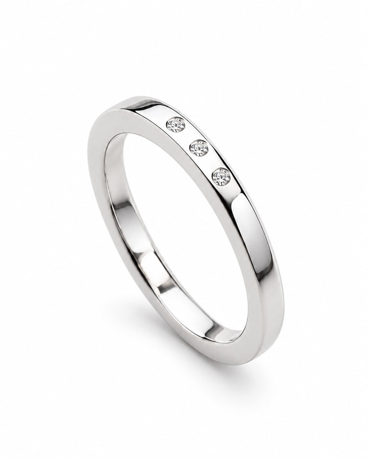 Silverring med en tre diamanter som sitter i ringen.