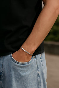 Stelt silverarmband till herr med blank yta. 