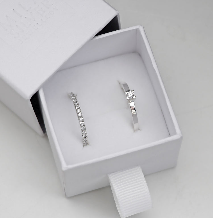 Ring set i ask med alliansring och solitärring. 