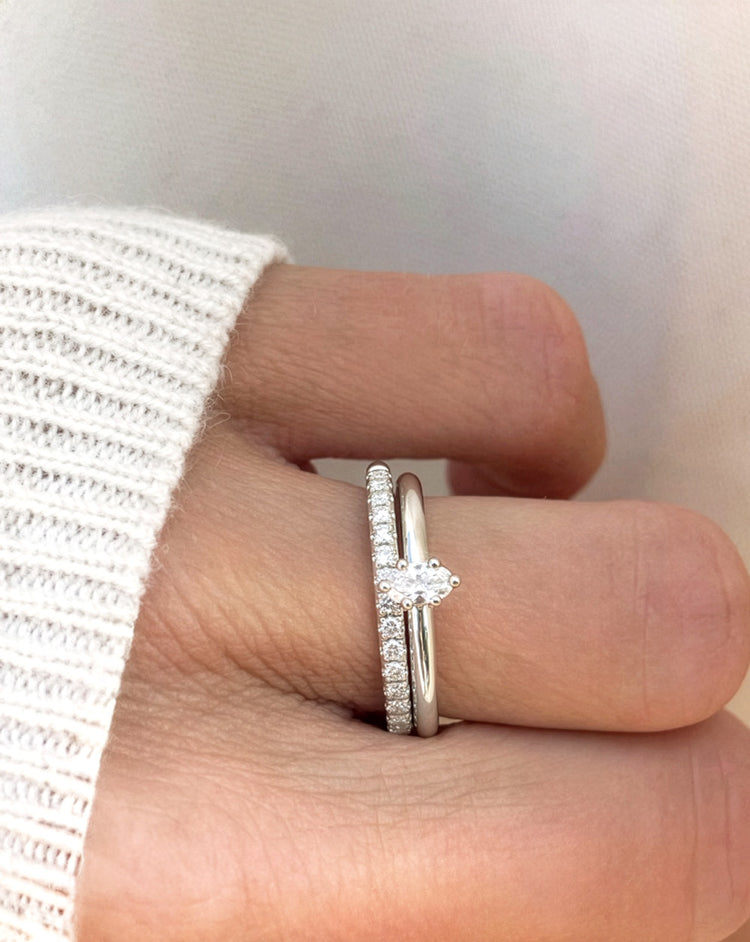 Set vigselring och förlovningsring i silver med diamanter - oval diamant