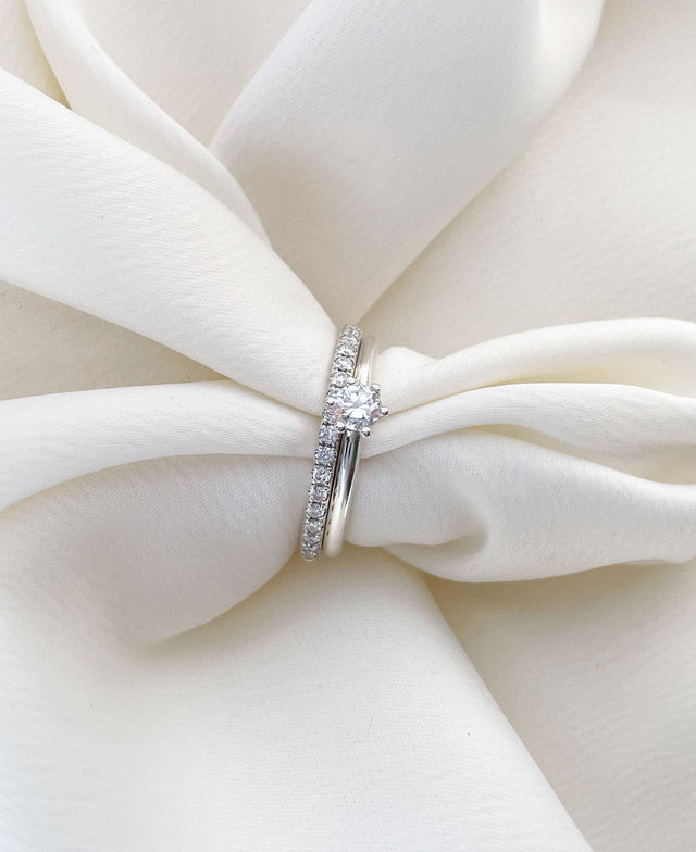 Par vigselring och förlovningsring med diamanter. Alliansring + solitärring 0,25 ct.