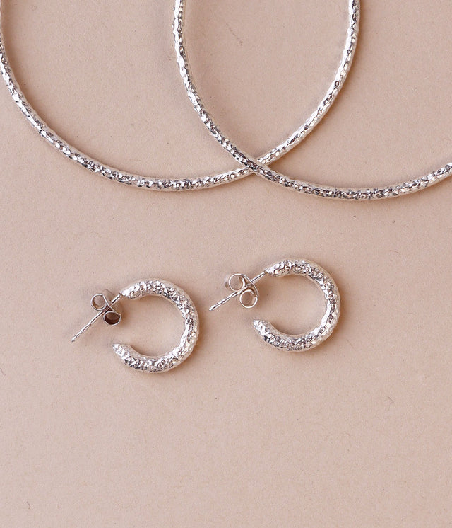 PLAIN Chunky Hoops, hamrat silver - Mila Silver